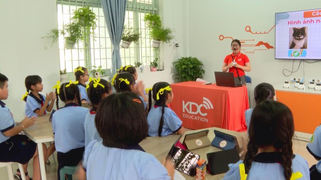 TP. Hồ Chí Minh đưa lớp học số về trường học ngoại thành - Ảnh 1.