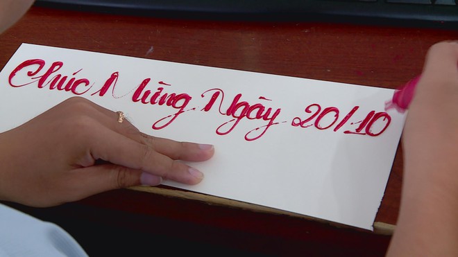 Thị trường quà tặng 20/10 nhộn nhịp trước ngày tôn vinh phái đẹp - Ảnh 2.