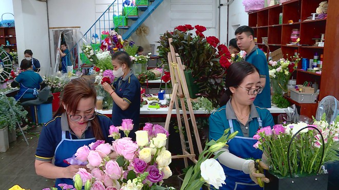 Thị trường quà tặng 20/10 nhộn nhịp trước ngày tôn vinh phái đẹp - Ảnh 1.