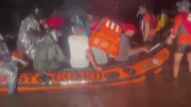 Philippines sơ tán hàng chục ngàn người dân tránh bão Fengshen - Ảnh 2.