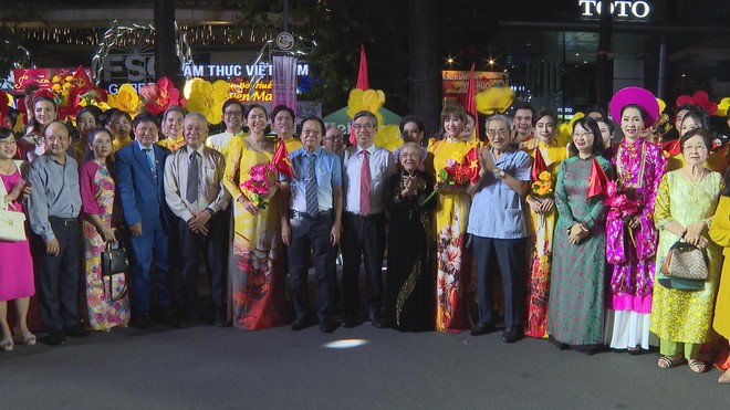 Ngày văn học nghệ thuật TP. Hồ Chí Minh chính thức khai mạc với nhiều hoạt động đặc sắc- Ảnh 2. Ngày văn học nghệ thuật TP. Hồ Chí Minh chính thức khai mạc với nhiều hoạt động đặc sắc- Ảnh 2.