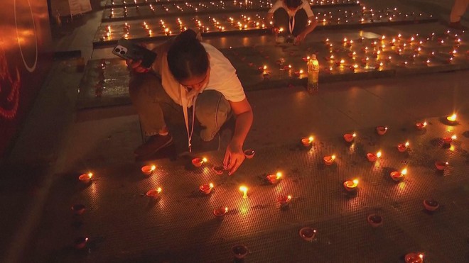 Các nước đón mừng Lễ hội Diwali của người Hindu - Ảnh 2.