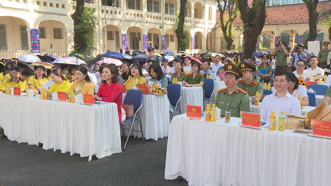 Công an TP. Hồ Chí Minh phát động chiến dịch “Không một mình vì an toàn số” - Ảnh 3.