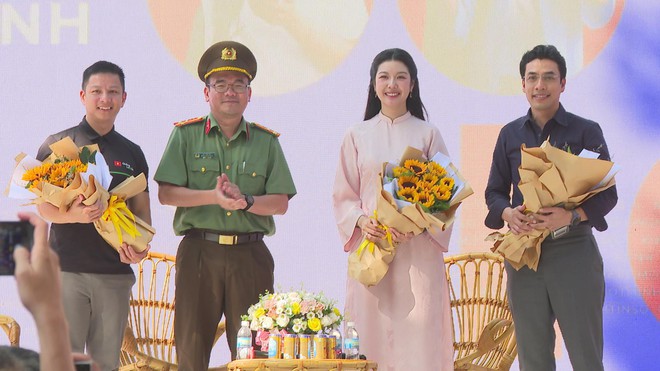 Công an TP. Hồ Chí Minh phát động chiến dịch “Không một mình vì an toàn số” - Ảnh 7.