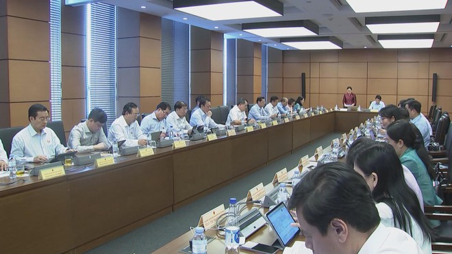 Quốc hội thảo luận sửa đổi Luật hàng không dân dụng và Luật viên chức - Ảnh 2.