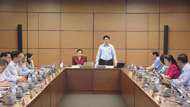 Quốc hội thảo luận sửa đổi Luật hàng không dân dụng và Luật viên chức - Ảnh 1.