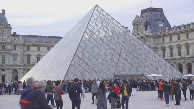 Pháp: Bảo tàng Louvre mở cửa trở lại sau vụ trộm - Ảnh 1.
