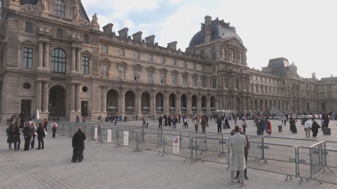 Pháp: Bảo tàng Louvre mở cửa trở lại sau vụ trộm - Ảnh 3.