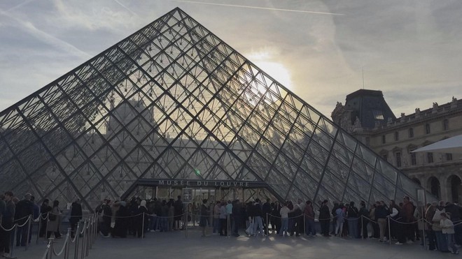 Pháp: Bảo tàng Louvre mở cửa trở lại sau vụ trộm - Ảnh 4.