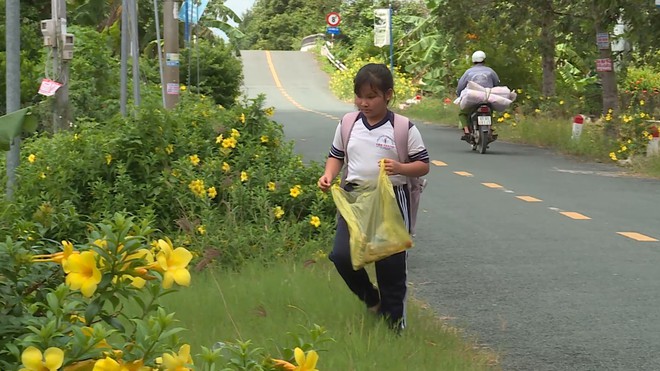 Như Quỳnh đi bộ 40 phút đến trường, tranh thủ nhặt ve chai - Mái ấm gia đình Việt- Ảnh 6. Như Quỳnh đi bộ 40 phút đến trường, tranh thủ nhặt ve chai - Mái ấm gia đình Việt- Ảnh 6.