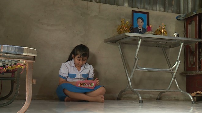 Như Quỳnh đi bộ 40 phút đến trường, tranh thủ nhặt ve chai - Mái ấm gia đình Việt- Ảnh 5. Như Quỳnh đi bộ 40 phút đến trường, tranh thủ nhặt ve chai - Mái ấm gia đình Việt- Ảnh 5.