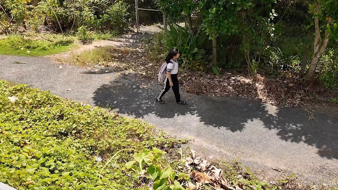 Như Quỳnh đi bộ 40 phút đến trường, tranh thủ nhặt ve chai - Mái ấm gia đình Việt- Ảnh 7. Như Quỳnh đi bộ 40 phút đến trường, tranh thủ nhặt ve chai - Mái ấm gia đình Việt- Ảnh 7.