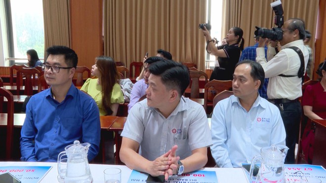 TP. Hồ Chí Minh: Ủng hộ đồng bào bị thiệt hại do bão lũ - Ảnh 1.