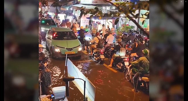 Ứng cứu người dân Bình Quới – Thanh Đa trong đêm triều cường dâng cao - Ảnh 1.