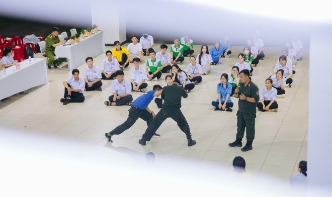 Sinh viên Học viện Cán bộ TP. Hồ Chí Minh thực hành kĩ năng tự vệ - Ảnh 8.