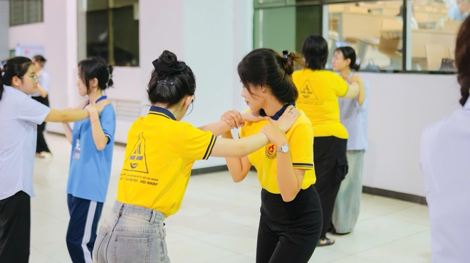 Sinh viên Học viện Cán bộ TP. Hồ Chí Minh thực hành kĩ năng tự vệ - Ảnh 7.