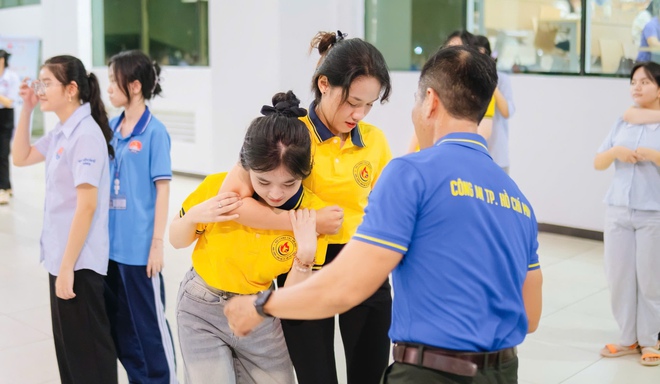 Sinh viên Học viện Cán bộ TP. Hồ Chí Minh thực hành kĩ năng tự vệ - Ảnh 5.