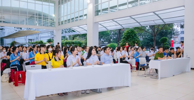Sinh viên Học viện Cán bộ TP. Hồ Chí Minh thực hành kĩ năng tự vệ - Ảnh 3.