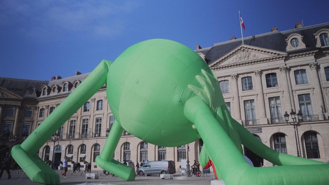 Nhân vật ếch khổng lồ đổ bộ quảng trường ở Paris, Pháp - Ảnh 2.