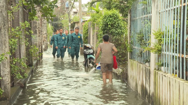 Triều cường vượt mốc lịch sử, cuộc sống người dân TP.Hồ Chí Minh bị đảo lộn - Ảnh 1.