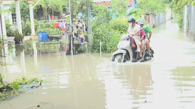 Triều cường vượt mốc lịch sử, cuộc sống người dân TP.Hồ Chí Minh bị đảo lộn - Ảnh 7.