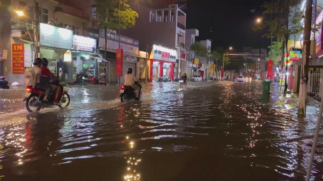 Triều cường vượt mốc lịch sử, cuộc sống người dân TP.Hồ Chí Minh bị đảo lộn - Ảnh 5.