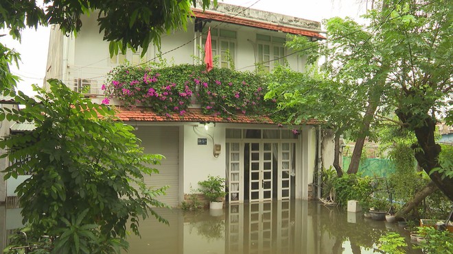Triều cường vượt mốc lịch sử, cuộc sống người dân TP.Hồ Chí Minh bị đảo lộn - Ảnh 3.