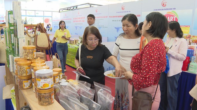Ngày hội doanh nghiệp phường Bình Tiên: Hàng bình ổn, giảm giá đến 50% phục vụ người dân - Ảnh 5.