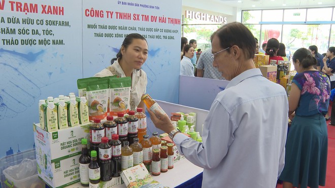 Ngày hội doanh nghiệp phường Bình Tiên: Hàng bình ổn, giảm giá đến 50% phục vụ người dân - Ảnh 4.