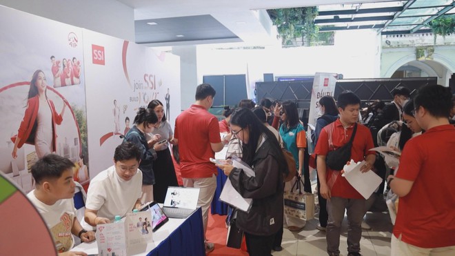 Mở ra hơn 3.000 cơ hội việc làm cho sinh viên tại Ngày hội UEH Career Fair 2025 - Ảnh 2.
