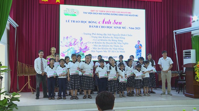 Học bổng Ánh Sen 25 năm thắp sáng ước mơ cho trẻ em khiếm thị - Ảnh 4.