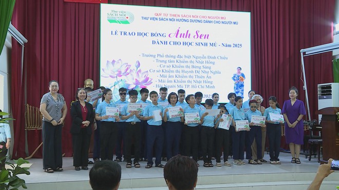 Học bổng Ánh Sen 25 năm thắp sáng ước mơ cho trẻ em khiếm thị - Ảnh 6.