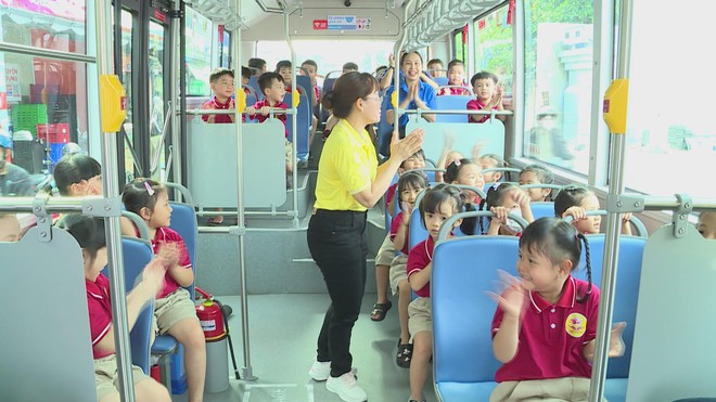 Hình thành ý thức giao thông và nếp sống xanh từ lứa tuổi mầm non- Ảnh 2. Hình thành ý thức giao thông và nếp sống xanh từ lứa tuổi mầm non- Ảnh 2.