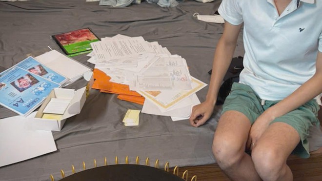 Chương trình 60 Giây ngày 23/10/2025 | Quảng Trị: Triệt phá đường dây làm giấy tờ giả tinh vi, giao dịch qua mạng xã hội - Ảnh 5.