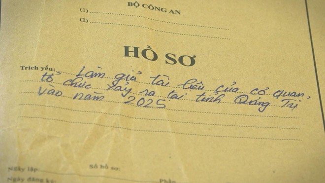 Chương trình 60 Giây ngày 23/10/2025 | Quảng Trị: Triệt phá đường dây làm giấy tờ giả tinh vi, giao dịch qua mạng xã hội - Ảnh 6.