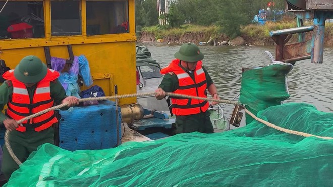 Chương trình 60 Giây ngày 21/10/2025 | Bộ đội Biên phòng Quảng Ngãi túc trực, hỗ trợ ngư dân ứng phó bão số 12 - Ảnh 1.