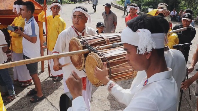 Chương trình 60 Giây ngày 23/10/2025 | Quảng Trị: Triệt phá đường dây làm giấy tờ giả tinh vi, giao dịch qua mạng xã hội - Ảnh 1.