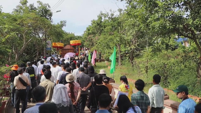 Chương trình 60 Giây ngày 23/10/2025 | Quảng Trị: Triệt phá đường dây làm giấy tờ giả tinh vi, giao dịch qua mạng xã hội - Ảnh 4.