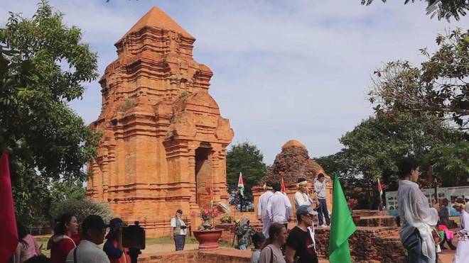 Chương trình 60 Giây ngày 23/10/2025 | Quảng Trị: Triệt phá đường dây làm giấy tờ giả tinh vi, giao dịch qua mạng xã hội - Ảnh 3.