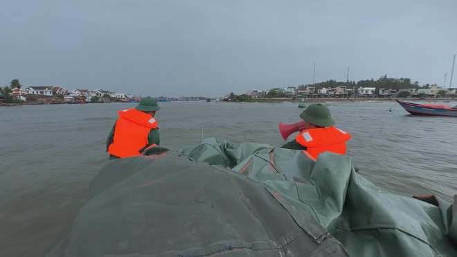 Chương trình 60 Giây ngày 21/10/2025 | Bộ đội Biên phòng Quảng Ngãi túc trực, hỗ trợ ngư dân ứng phó bão số 12 - Ảnh 2.