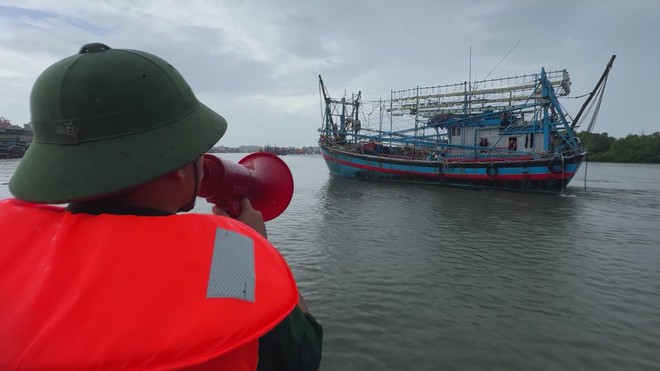 Chương trình 60 Giây ngày 21/10/2025 | Bộ đội Biên phòng Quảng Ngãi túc trực, hỗ trợ ngư dân ứng phó bão số 12 - Ảnh 3.