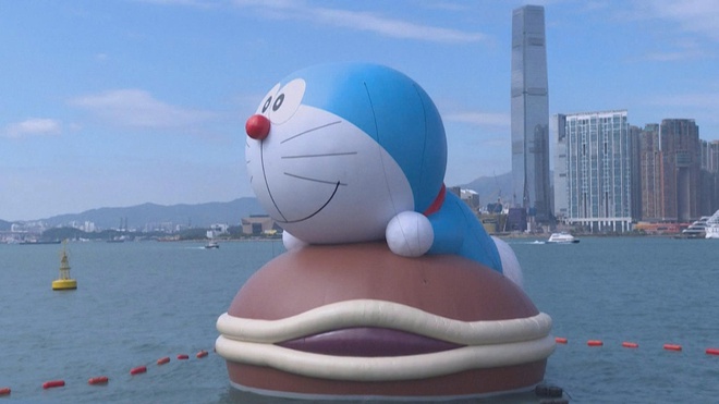 Chen chúc chụp ảnh cùng con Labubu khổng lồ giữa biển - Ảnh 2.