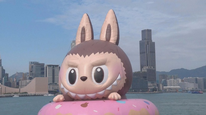 Chen chúc chụp ảnh cùng con Labubu khổng lồ giữa biển - Ảnh 1.