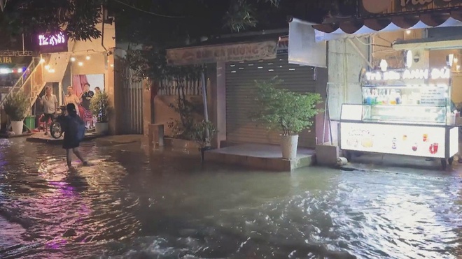 Chương trình 60 Giây ngày 25/10/2025 | Triều cường ngập sâu phường Bình Quới, TP. Hồ Chí Minh.  - Ảnh 2.