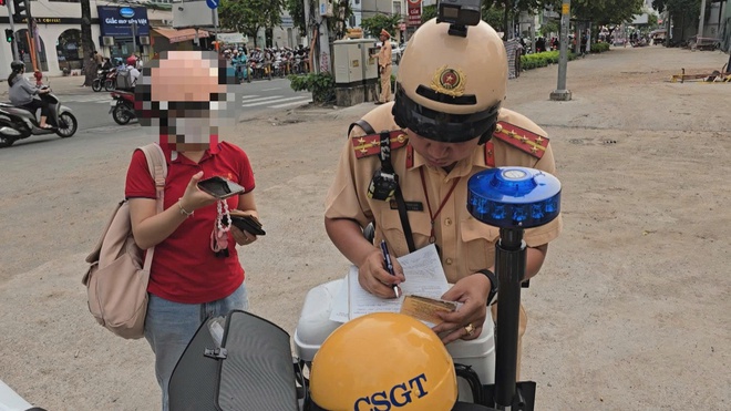 Chương trình 60 Giây ngày 24/10/2025 | CSGT xử phạt gần 3.500 người chạy xe máy trên vỉa hè - Ảnh 1.