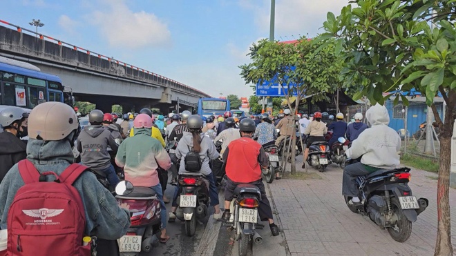 Chương trình 60 Giây ngày 24/10/2025 | CSGT xử phạt gần 3.500 người chạy xe máy trên vỉa hè - Ảnh 3.