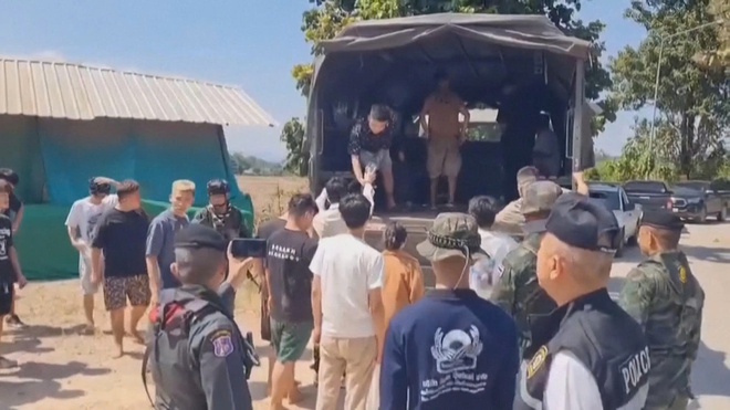 Chương trình 60 Giây ngày 24/10/2025 | CSGT xử phạt gần 3.500 người chạy xe máy trên vỉa hè - Ảnh 9.