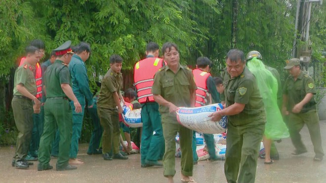 Khẩn cấp ứng phó triều cường, gia cố bờ bao bảo vệ nhà dân - Ảnh 2.