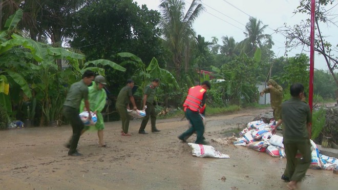 Khẩn cấp ứng phó triều cường, gia cố bờ bao bảo vệ nhà dân - Ảnh 3.