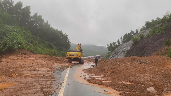 Chương trình 60 Giây ngày 29/10/2025 | Sạt lở Đèo Khánh Sơn (Khánh Hòa): Tỉnh lộ 9 ách tắc nhiều điểm do mưa lớn - Ảnh 2.